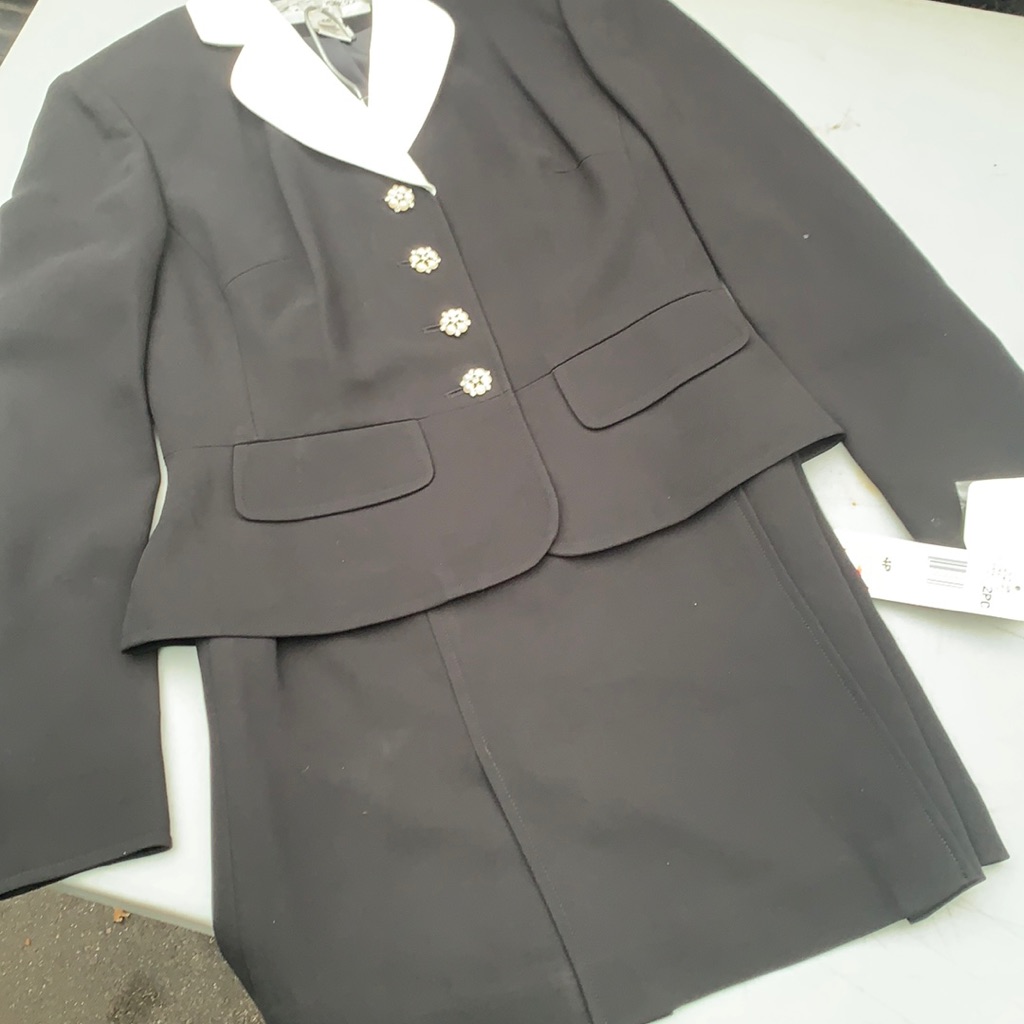 Jones New York Suit Size 4 P Nwt